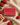 Savon de Marseille framboise sur un lin crème, entouré de framboises fraîches, de feuilles vertes et d’un porte-savon en bois